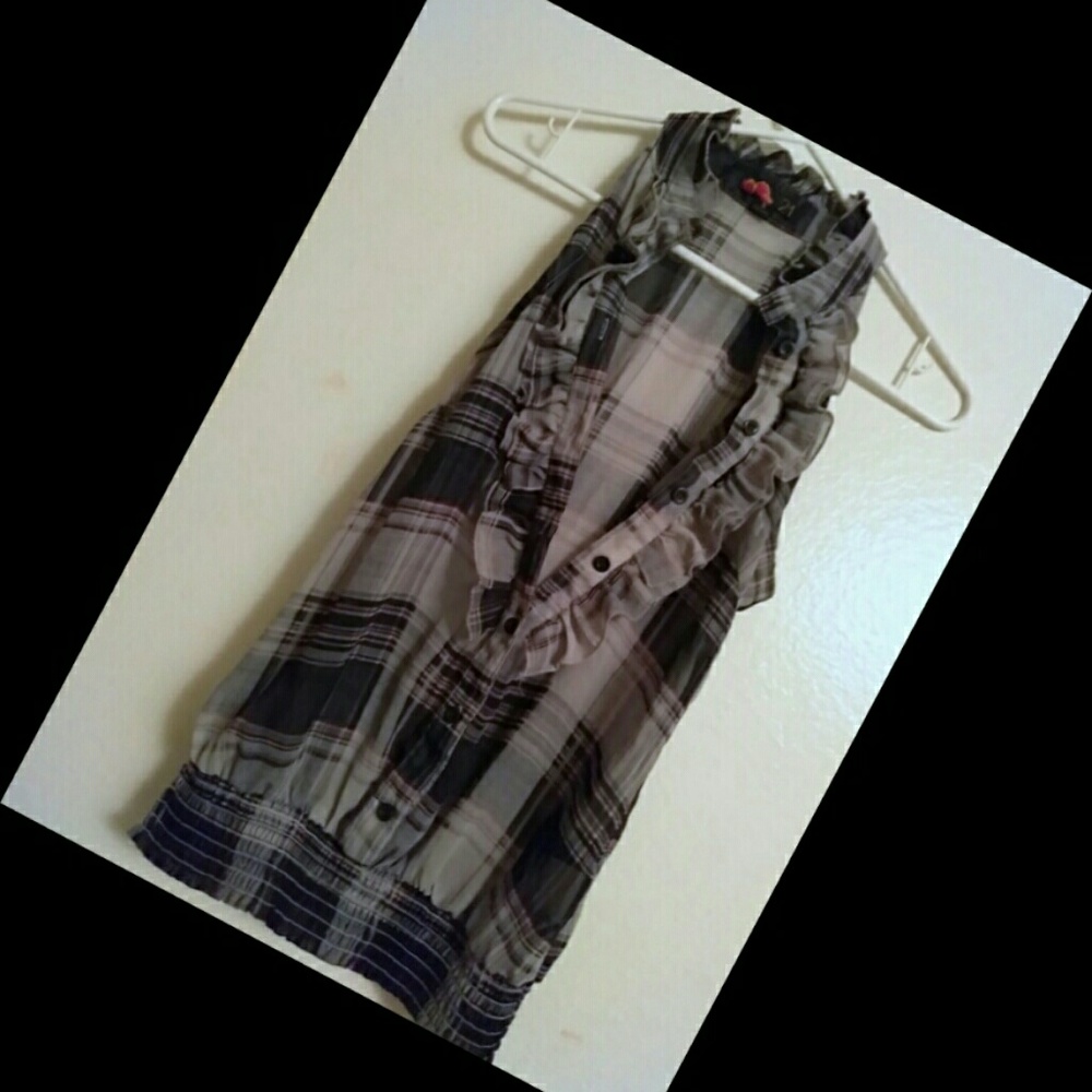 Cute sleeveless button up shirt